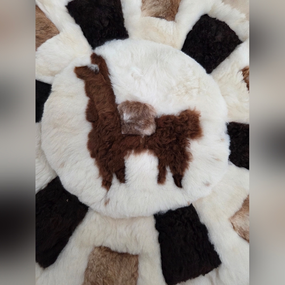Peruvian Alpaca Wool Patchwork Round Rug Tapestry Wall Decor with a Llama Motif - Picture 11 of 12